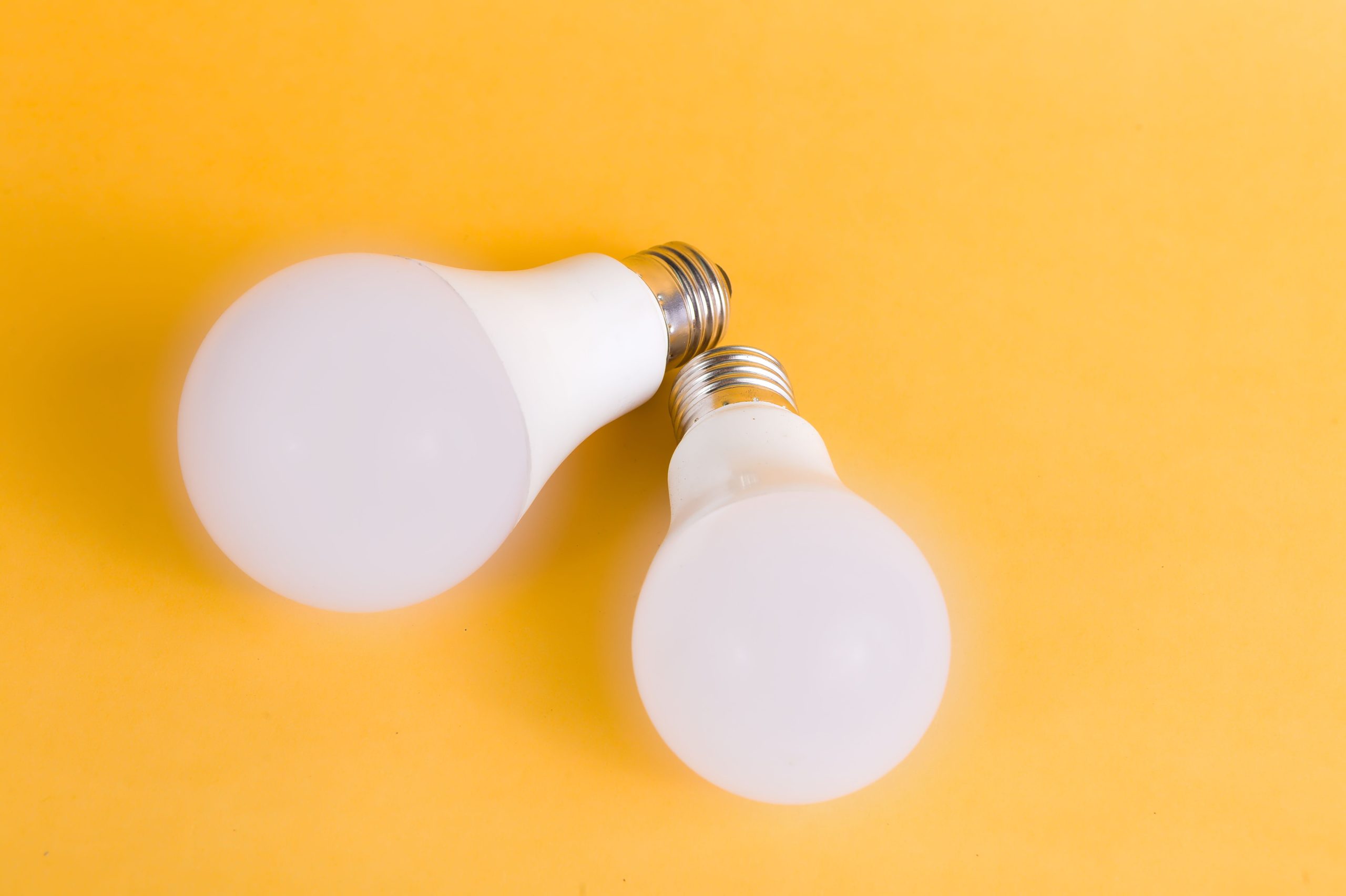 Deux ampoules LED sur fond jaune
