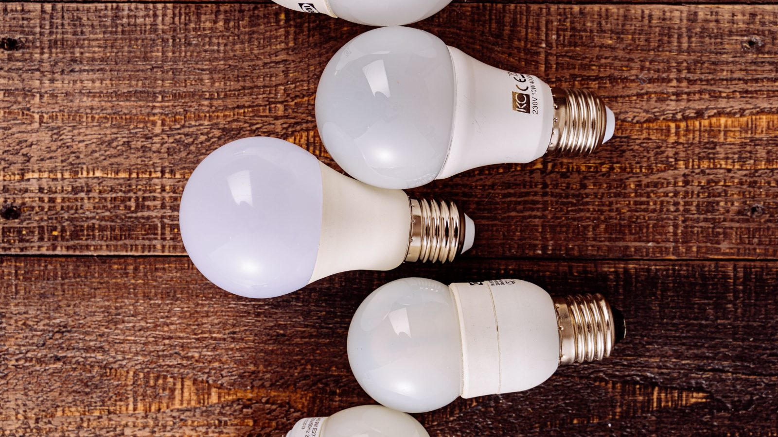 Ampoules LED posées sur bois brut