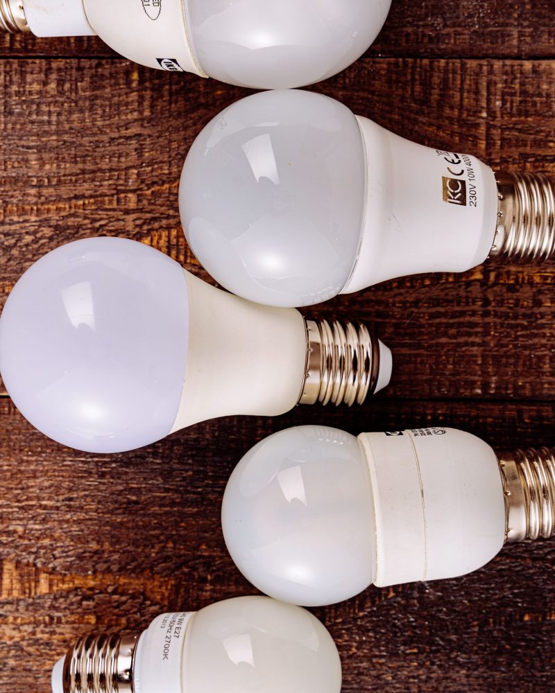 Ampoules LED posées sur bois brut