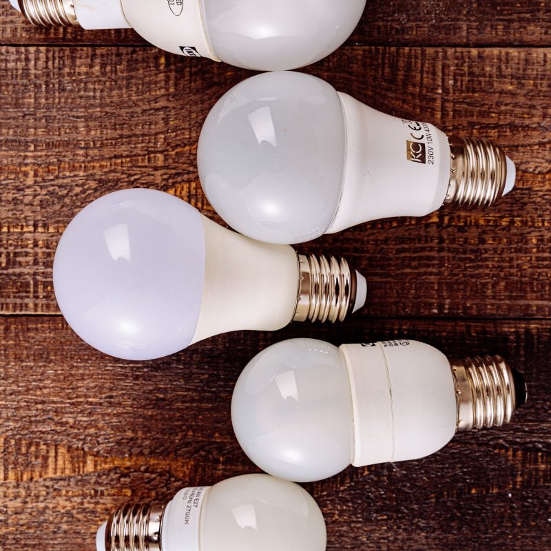 Ampoules LED posées sur bois brut