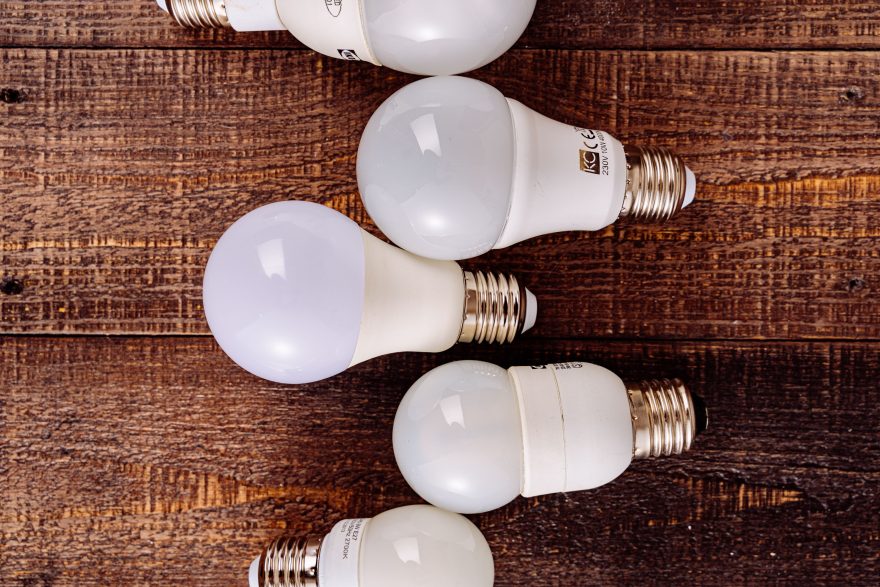 Ampoules LED posées sur bois brut