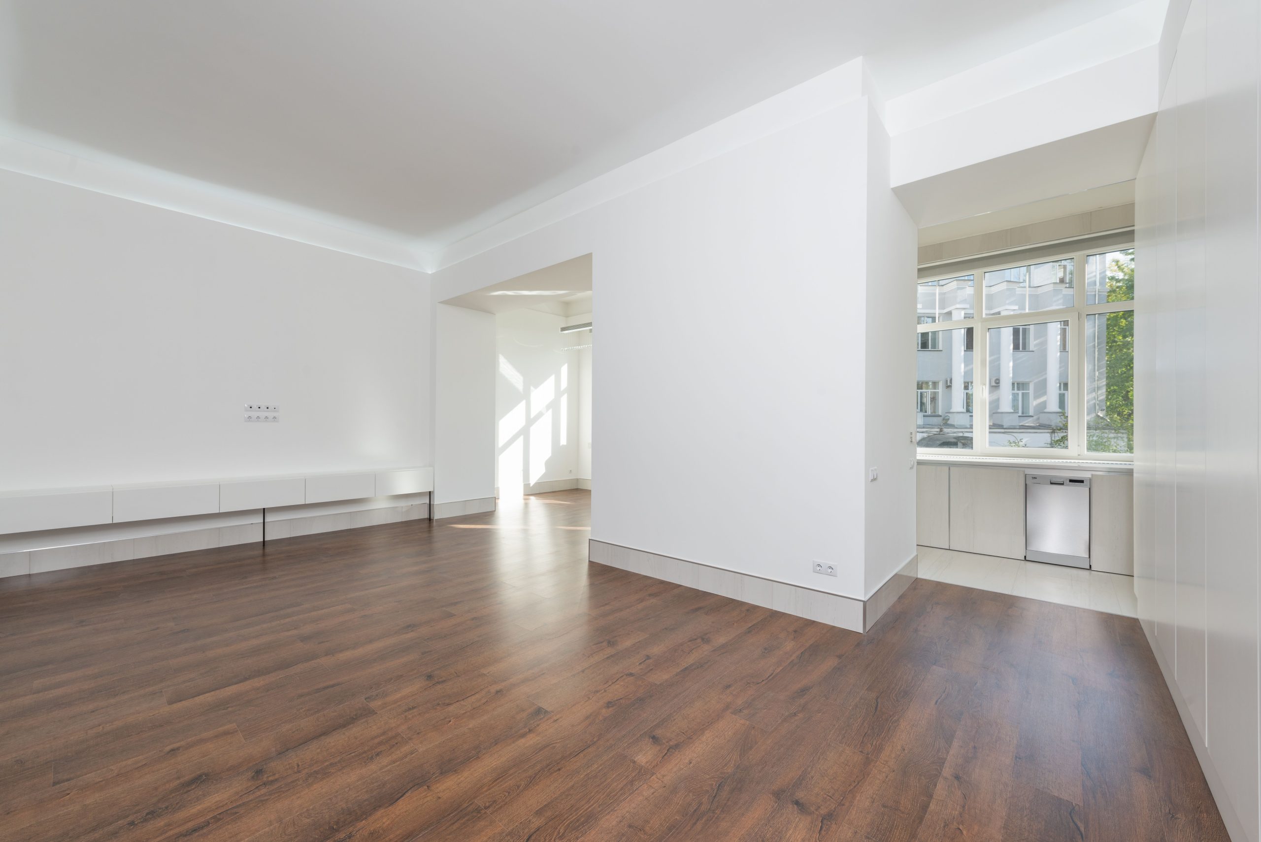 Appartement contemporain lumineux murs blancs bois