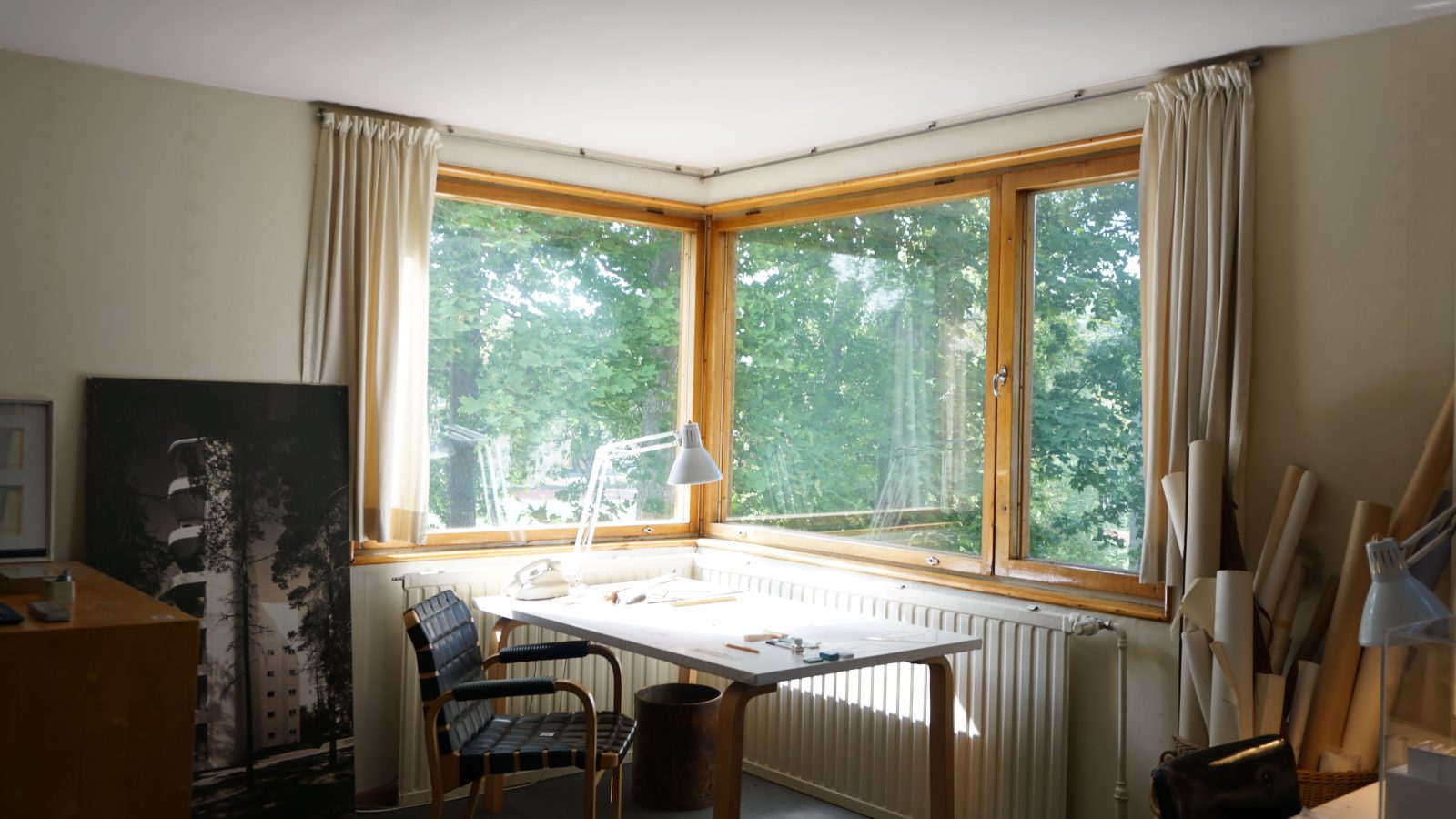 Bureau lumineux installé dans un angle de pièce