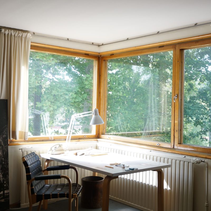 Bureau lumineux installé dans un angle de pièce