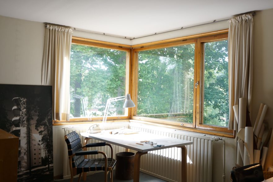 Bureau lumineux installé dans un angle de pièce