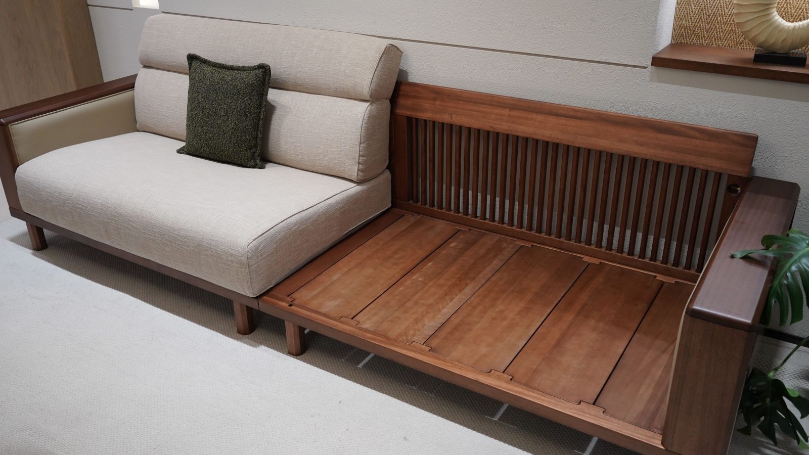 Canapé convertible en bois dans salon épuré