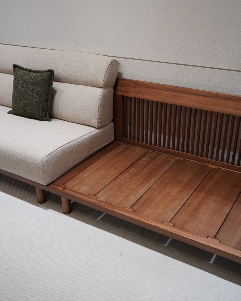 Canapé convertible en bois dans salon épuré