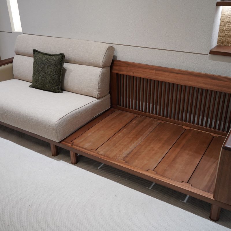 Canapé convertible en bois dans salon épuré