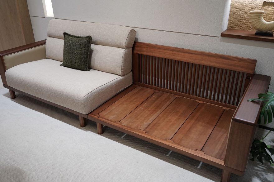 Canapé convertible en bois dans salon épuré