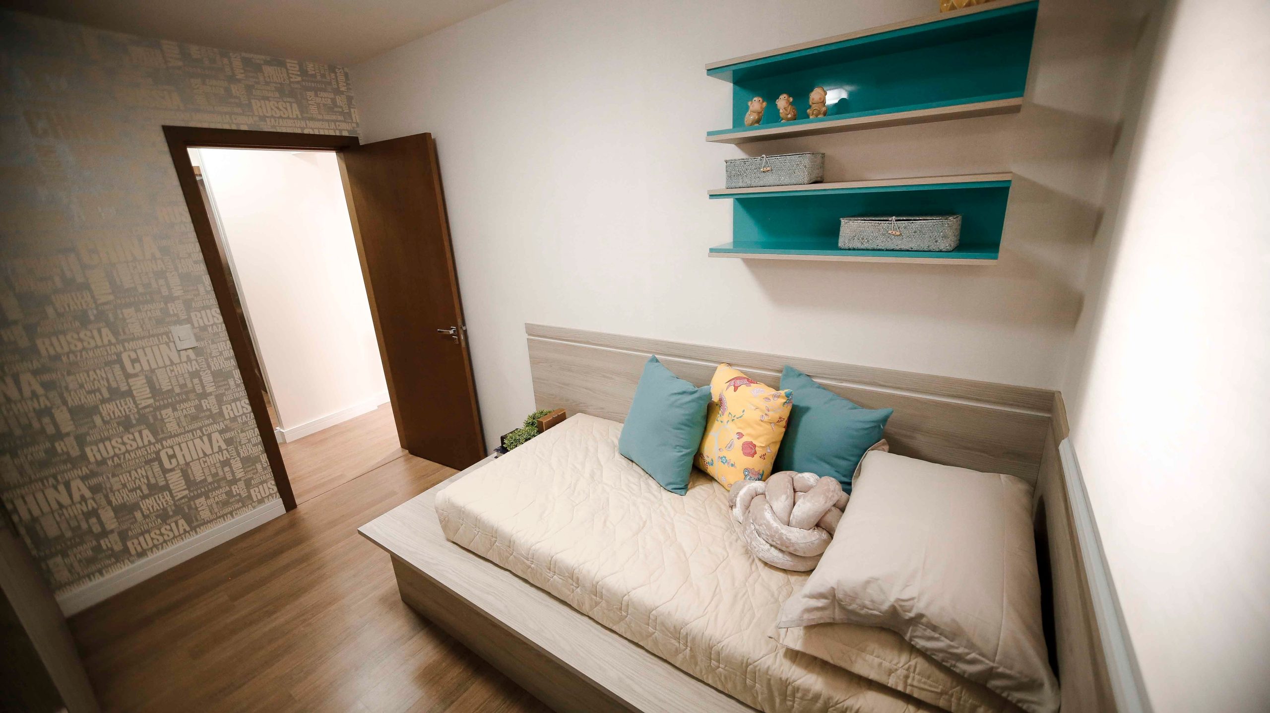 Chambre moderne lumineuse avec daybed confortable et rangements