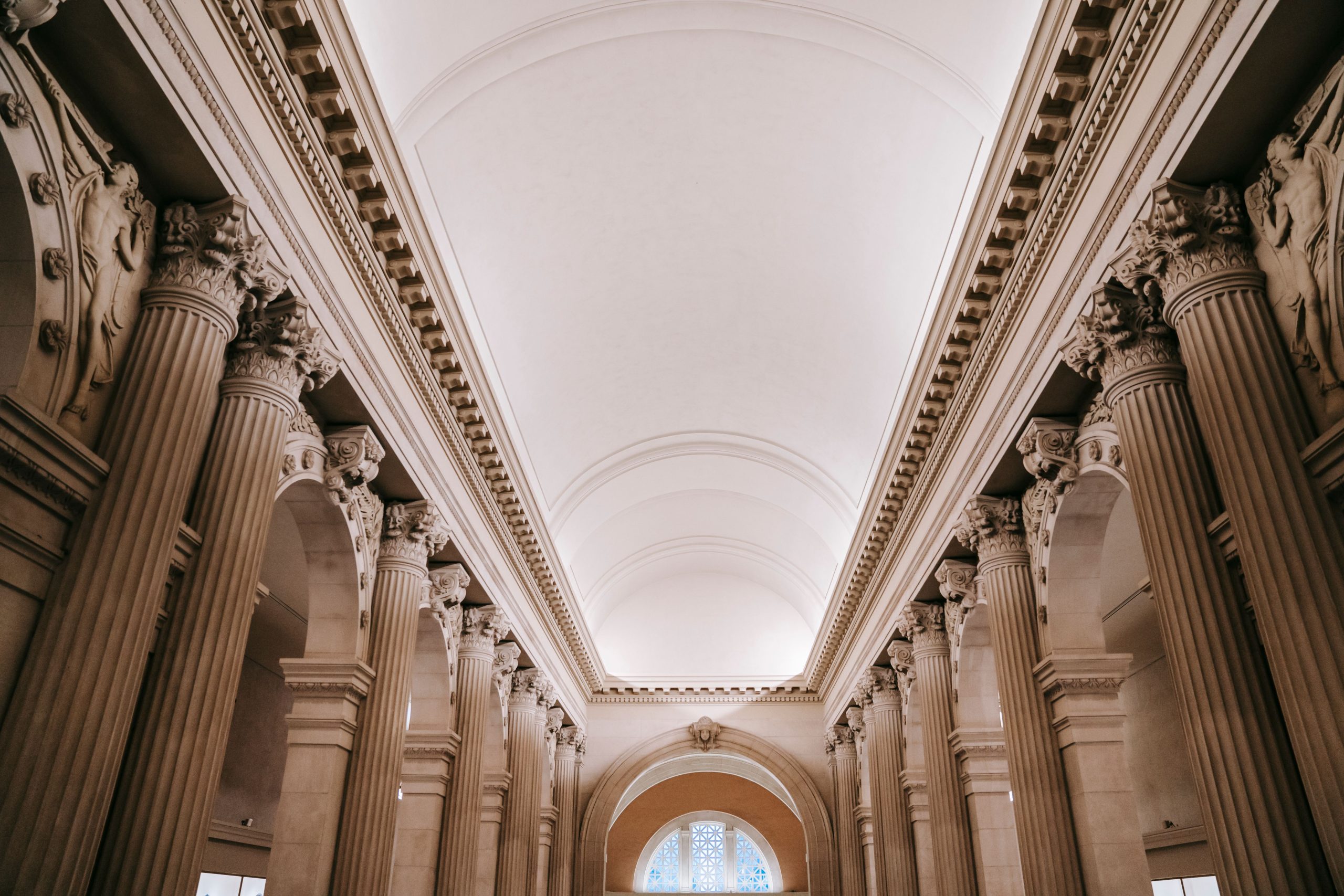 Passage palais classique avec colonnade pierre majestueuse