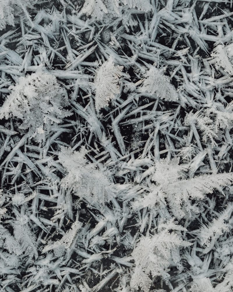 Givre et glace formés sur une vitre froide