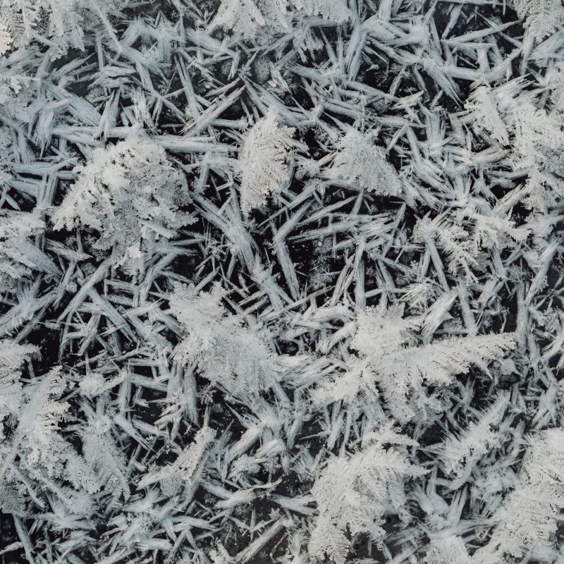 Givre et glace formés sur une vitre froide