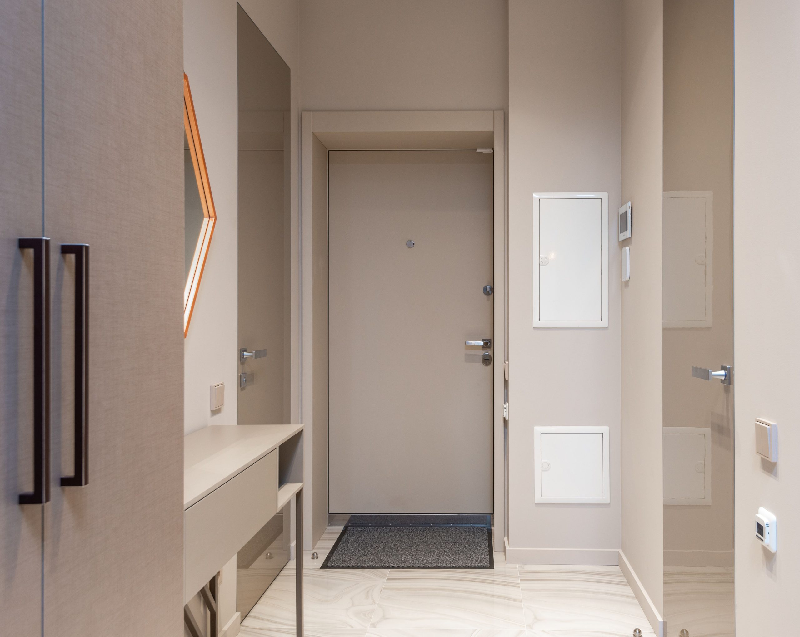 Couloir créatif portes armoire tapis maison claire