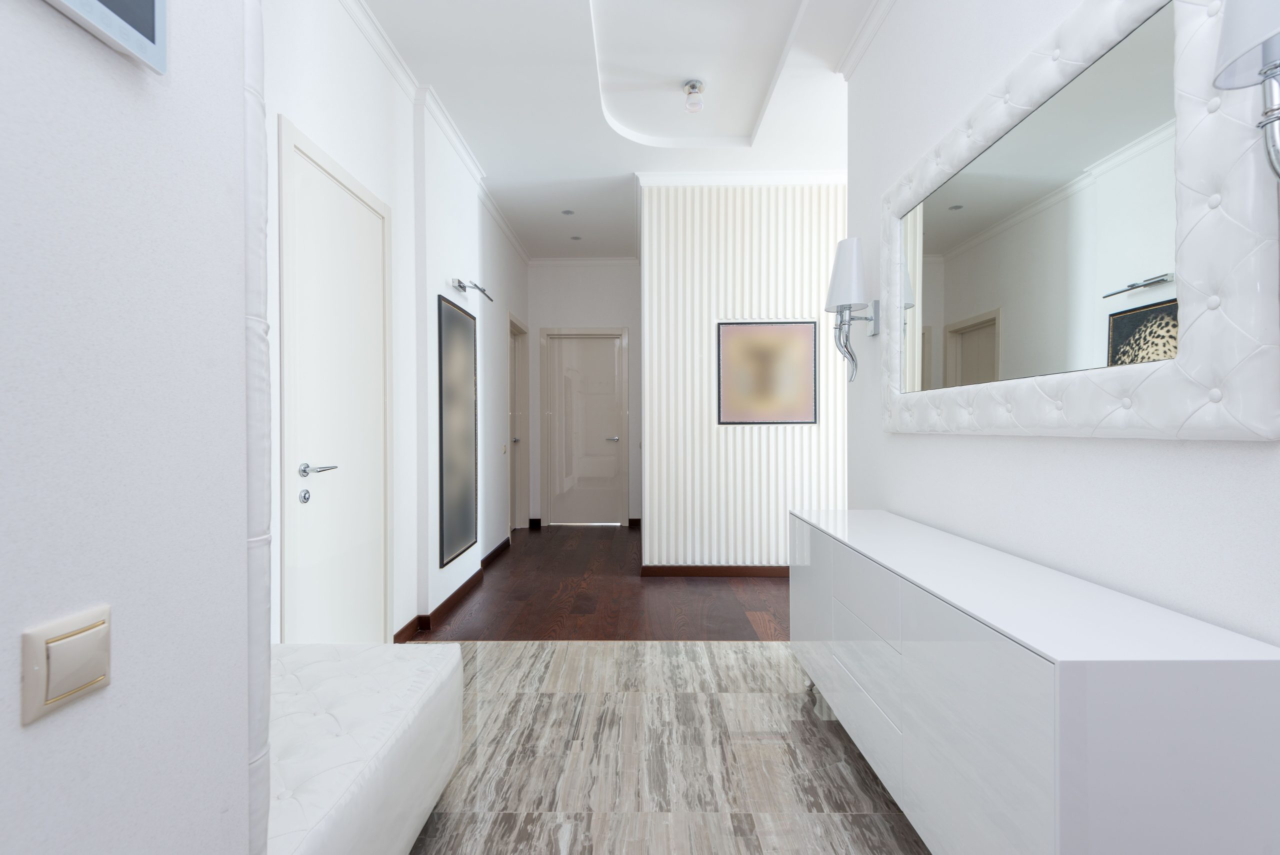 Couloir lumineux au design contemporain minimaliste
