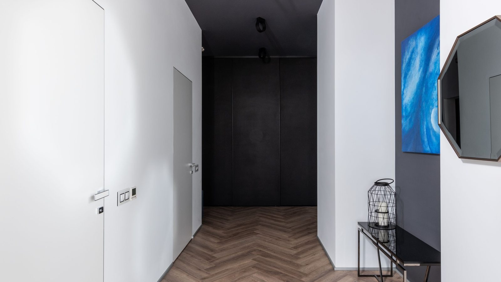 Couloir étroit avec portes blanches et décoration créative