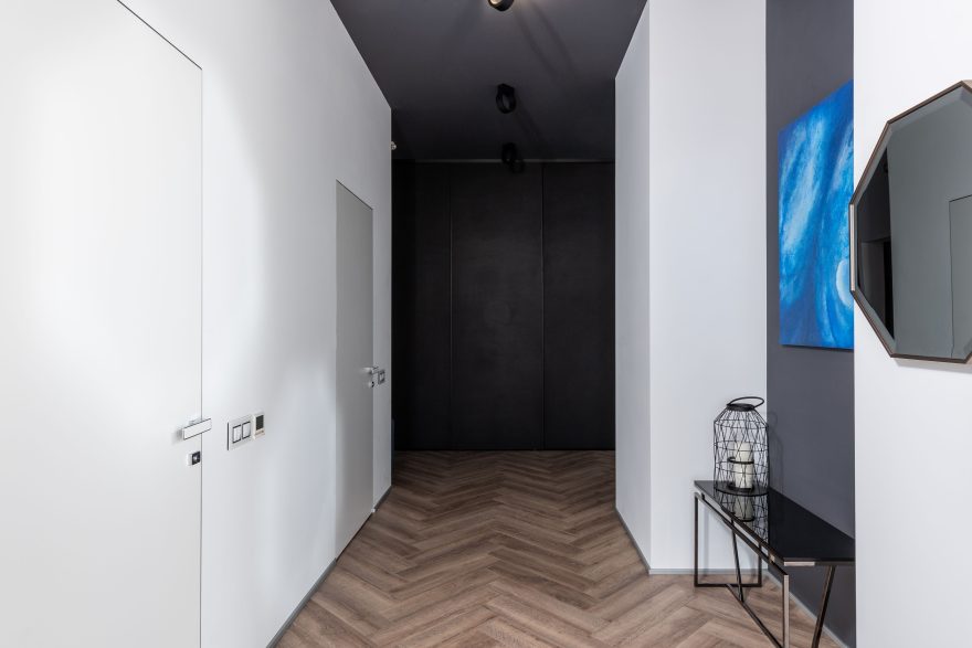 Couloir étroit avec portes blanches et décoration créative