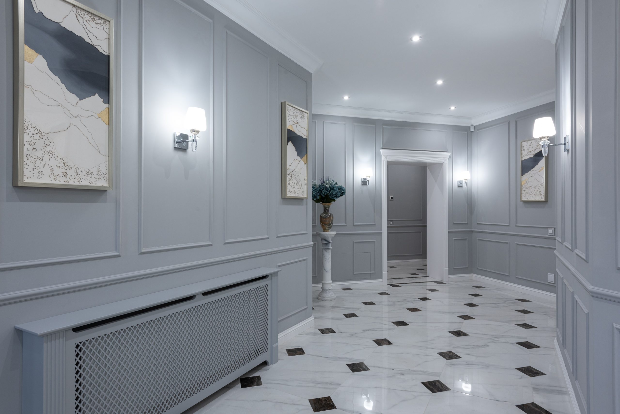 Couloir villa moderne carrelage brillant murs gris