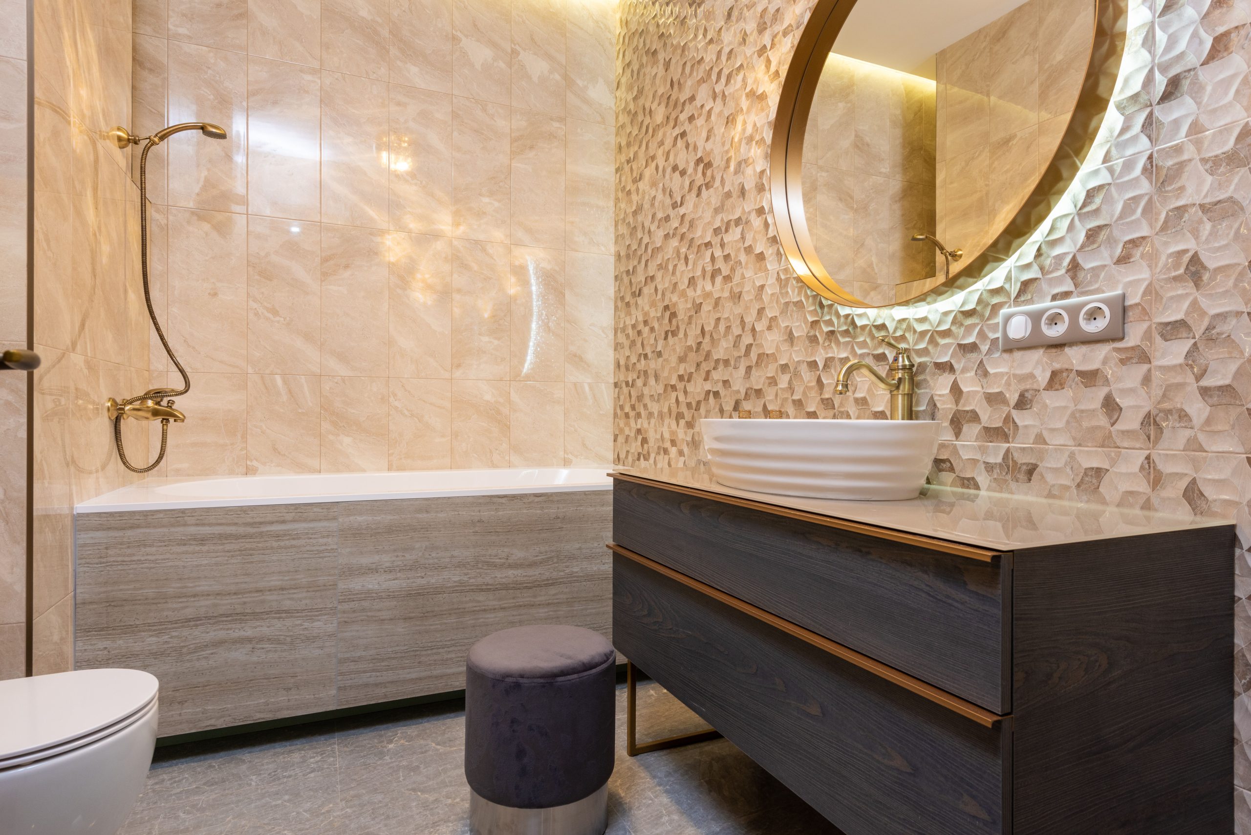 Salle de bain claire avec crédence derrière le lavabo
