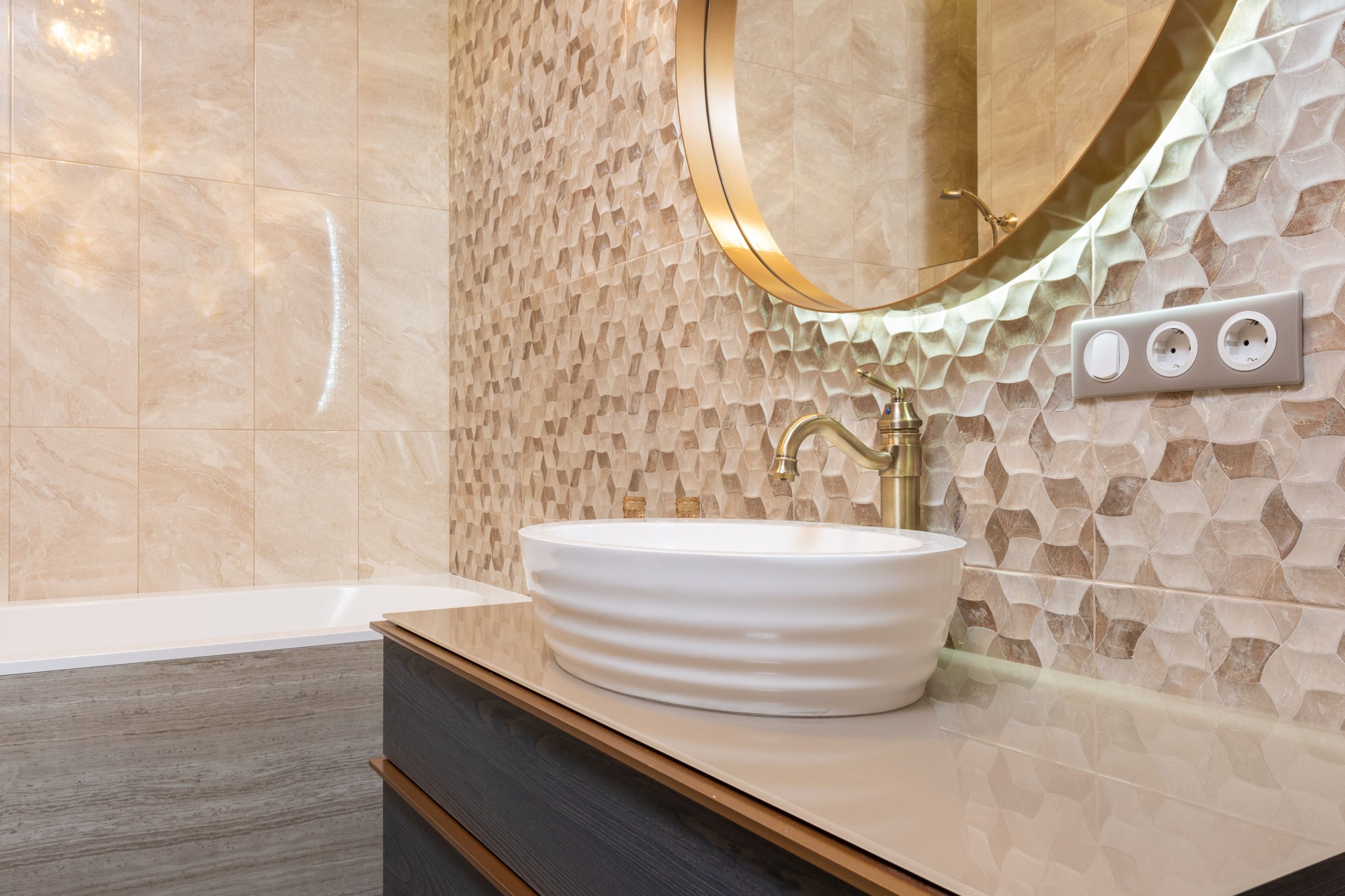 Salle de bain lumineuse avec crédence et miroir