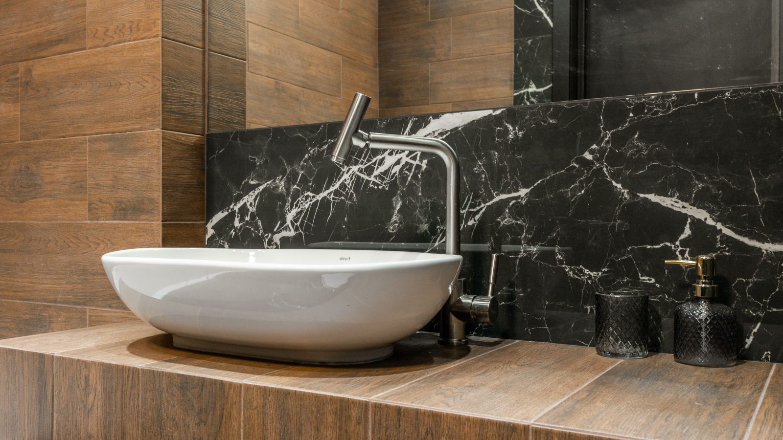 Crédence en marbre au dessus d'un lavabo