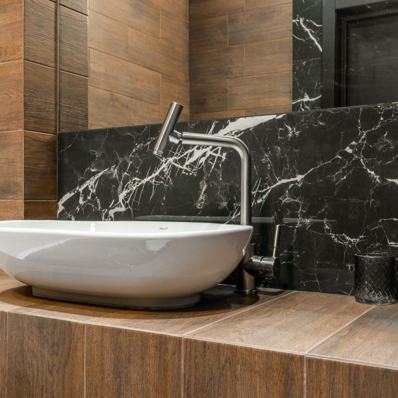 Crédence en marbre au dessus d'un lavabo