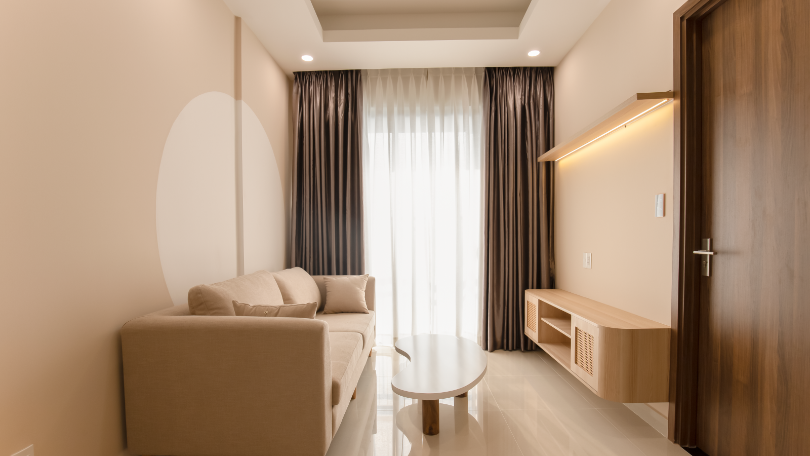Salon minimaliste avec canapé beige et éclairage doux