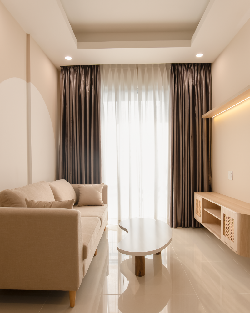 Salon minimaliste avec canapé beige et éclairage doux