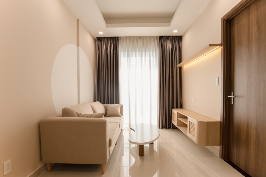 Salon minimaliste avec canapé beige et éclairage doux