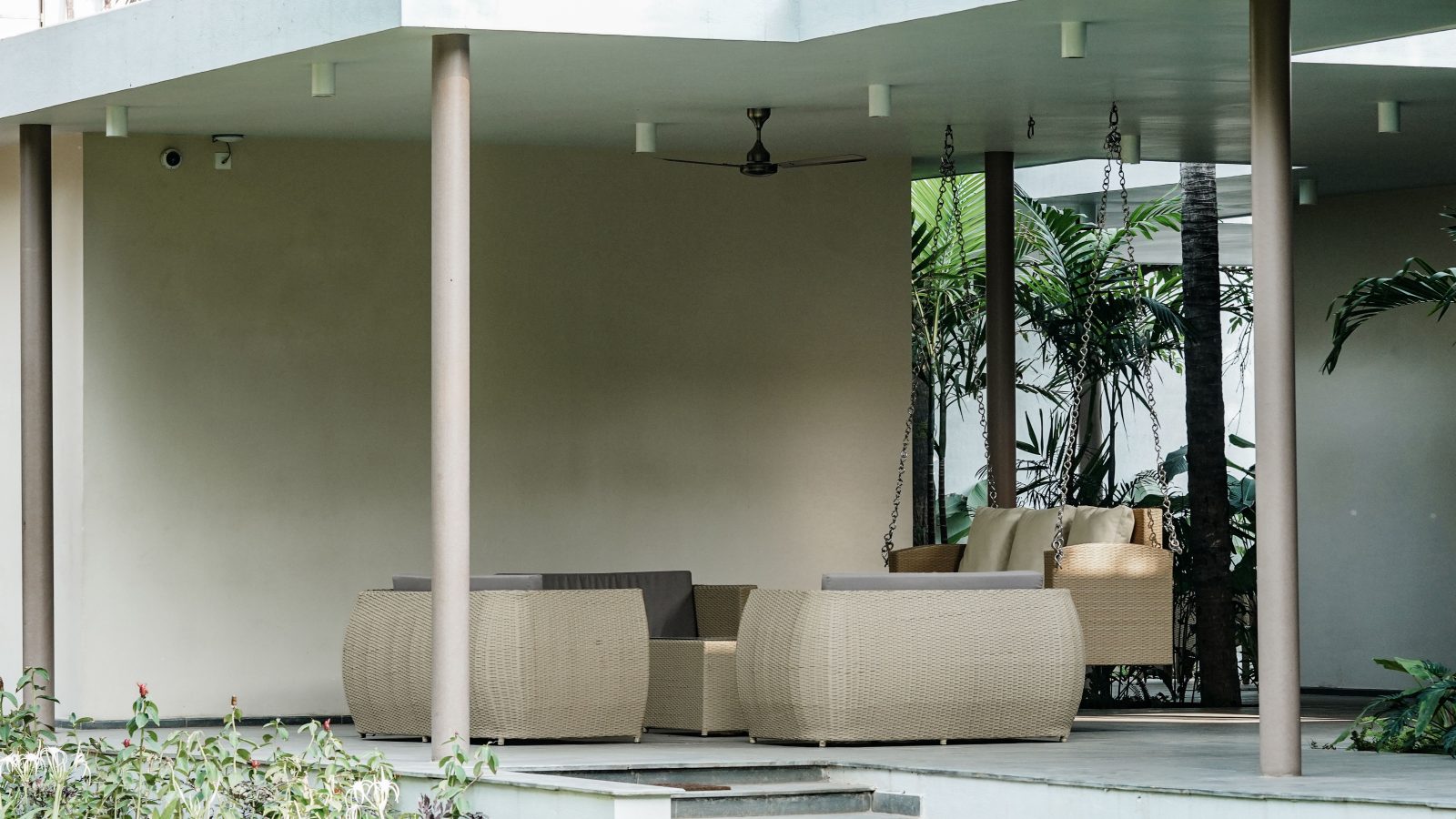 Spacieux patio moderne avec mobilier rotin.