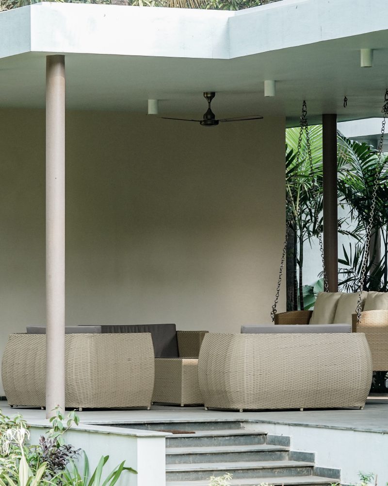 Spacieux patio moderne avec mobilier rotin.
