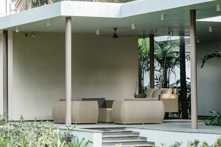 Spacieux patio moderne avec mobilier rotin.