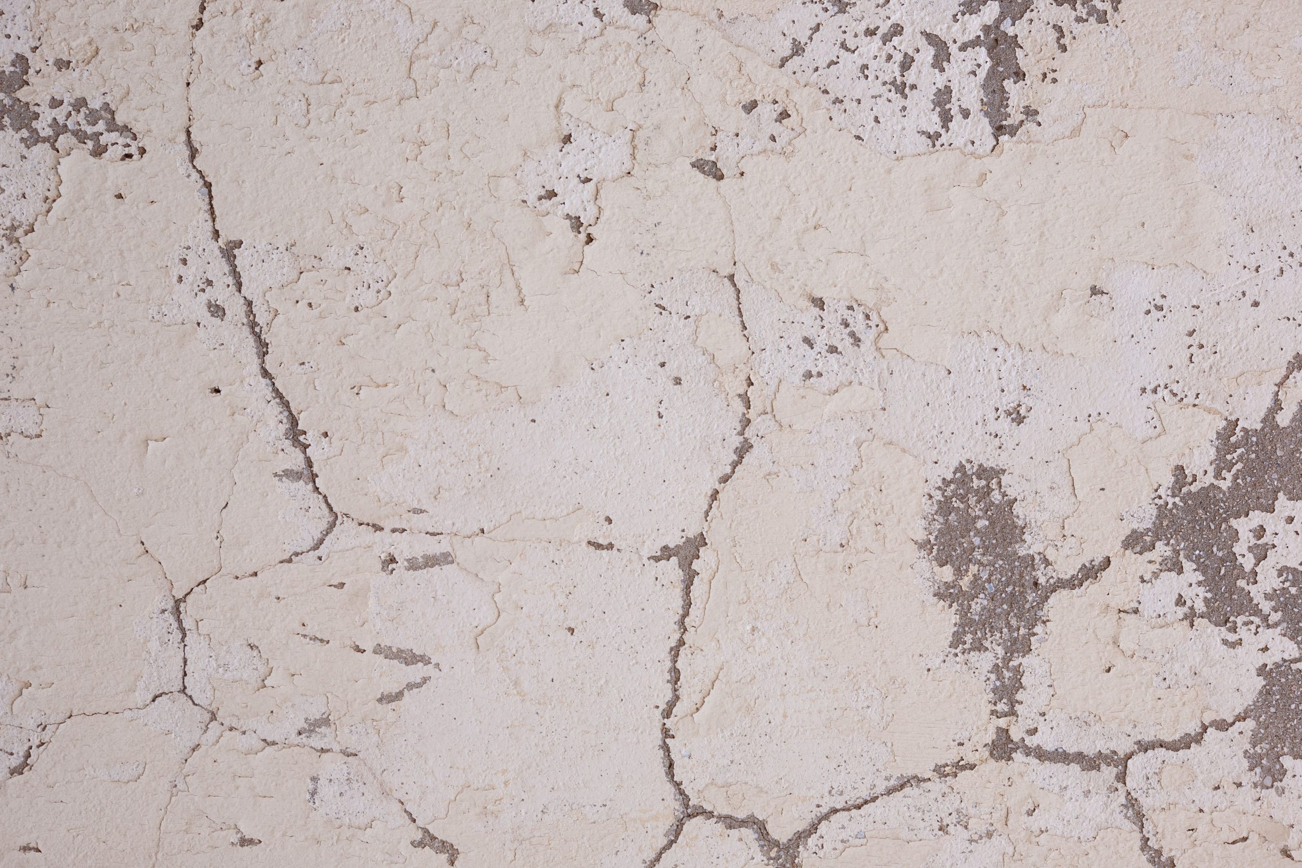Mur fissuré au plâtre abîmé par l'humidité