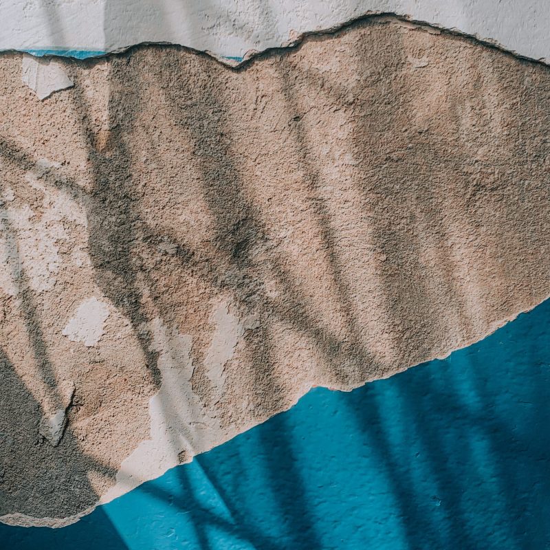 Peinture bleue écaillée sur un mur humide