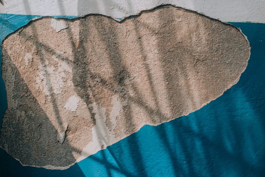 Peinture bleue écaillée sur un mur humide