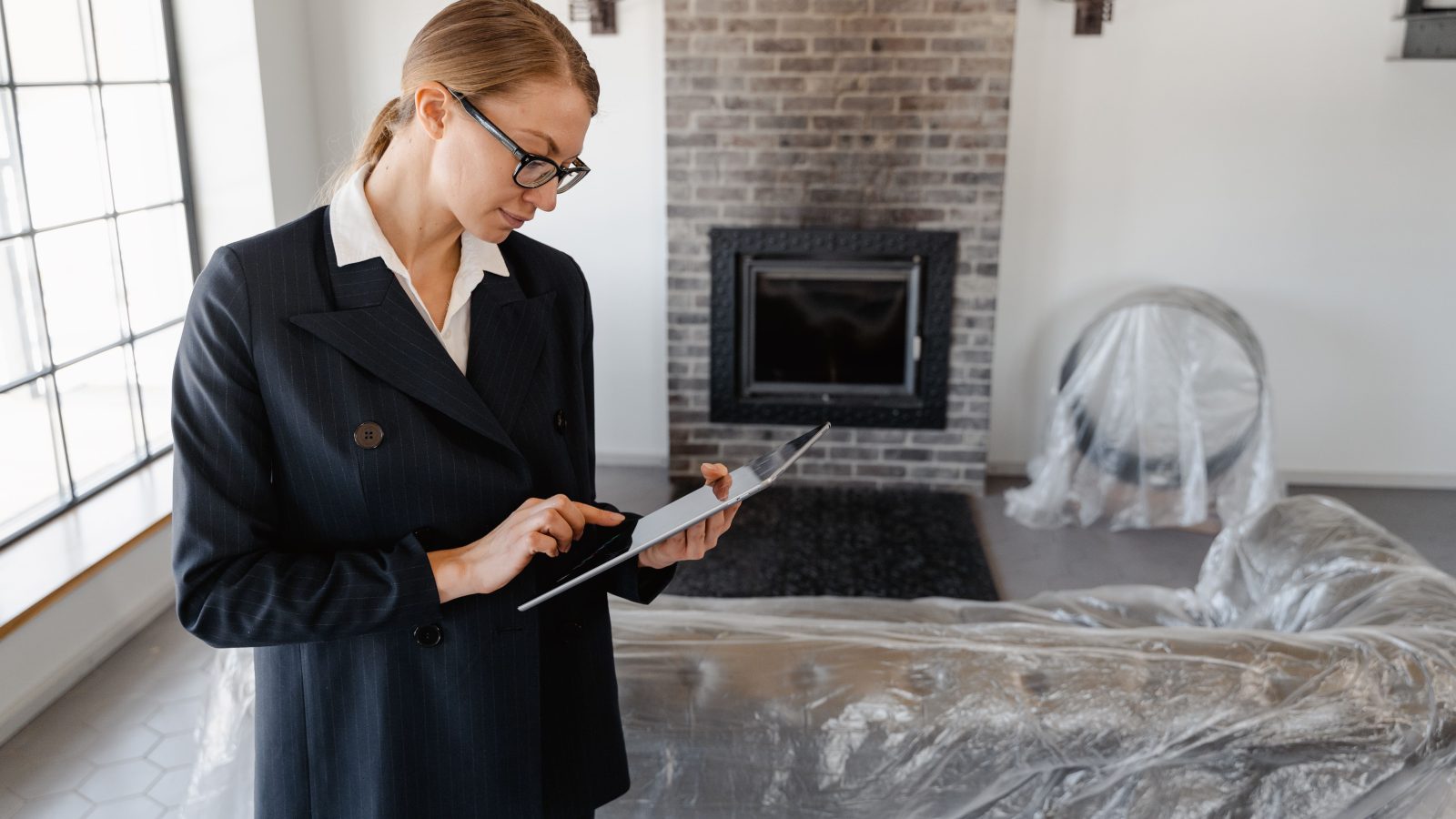 Agent immobilier consultant avec tablette numérique