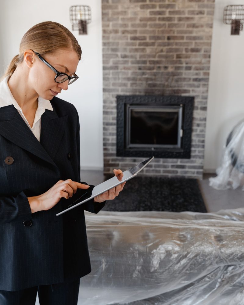 Agent immobilier consultant avec tablette numérique