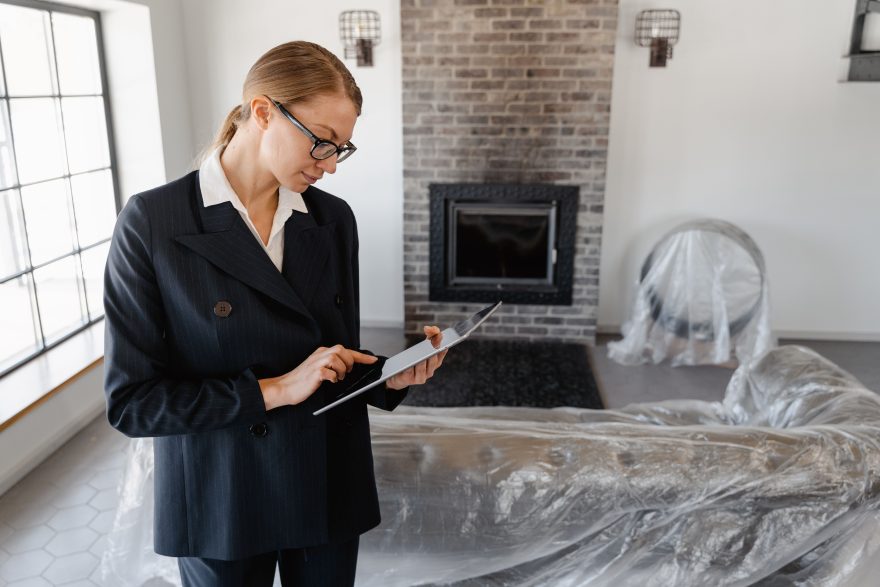 Agent immobilier consultant avec tablette numérique