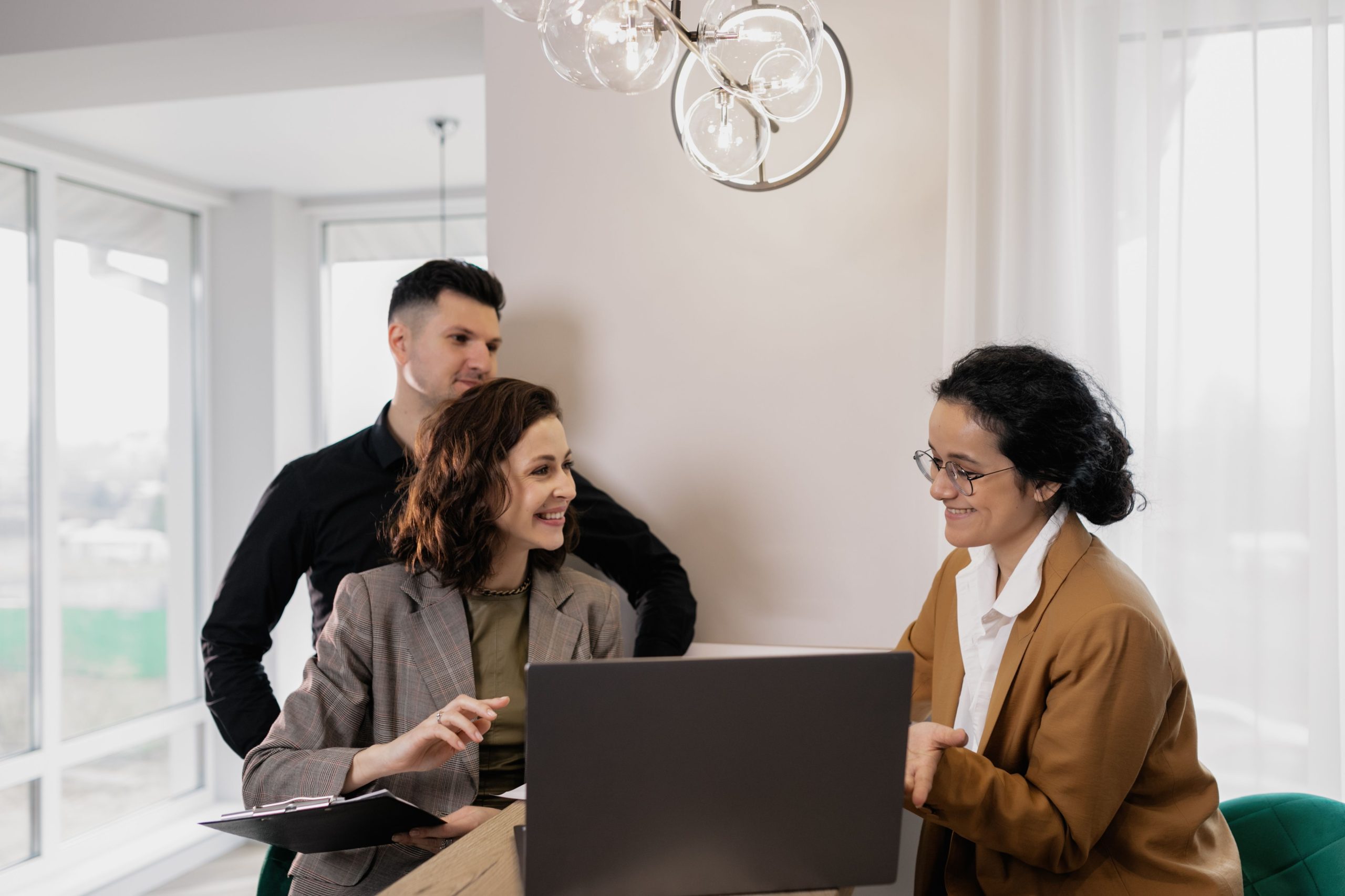 Consultation immobilière entre agents et clients