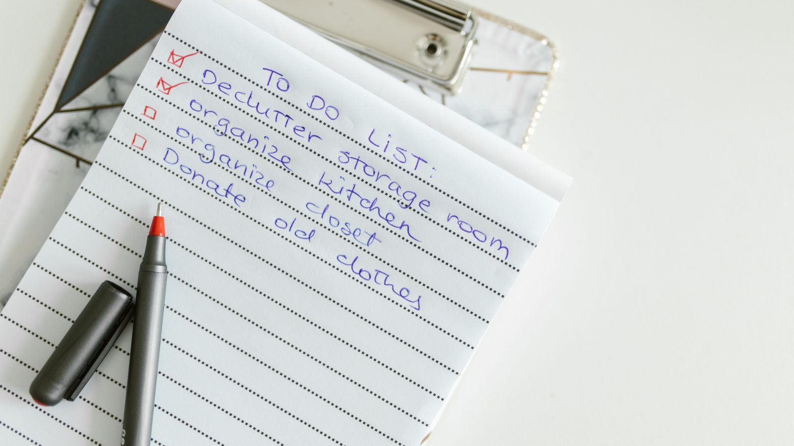 Liste de courses organisée sur papier ligné