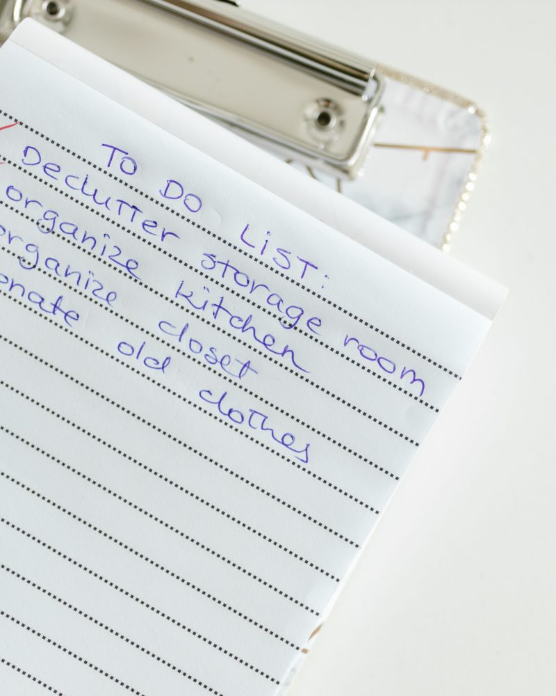 Liste de courses organisée sur papier ligné