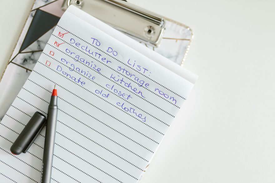 Liste de courses organisée sur papier ligné