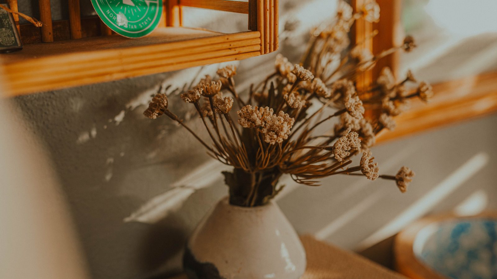 Vase rustique avec fleurs séchées en lumière naturelle