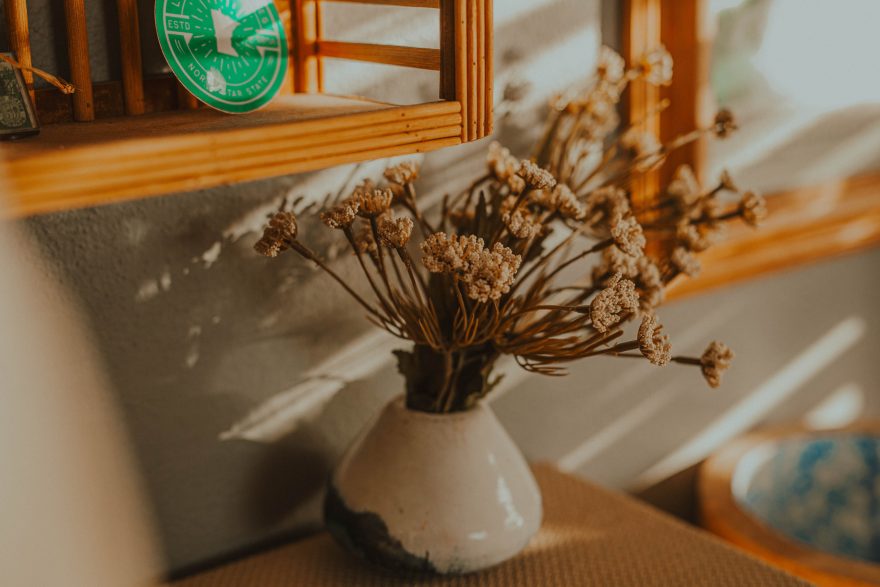 Vase rustique avec fleurs séchées en lumière naturelle