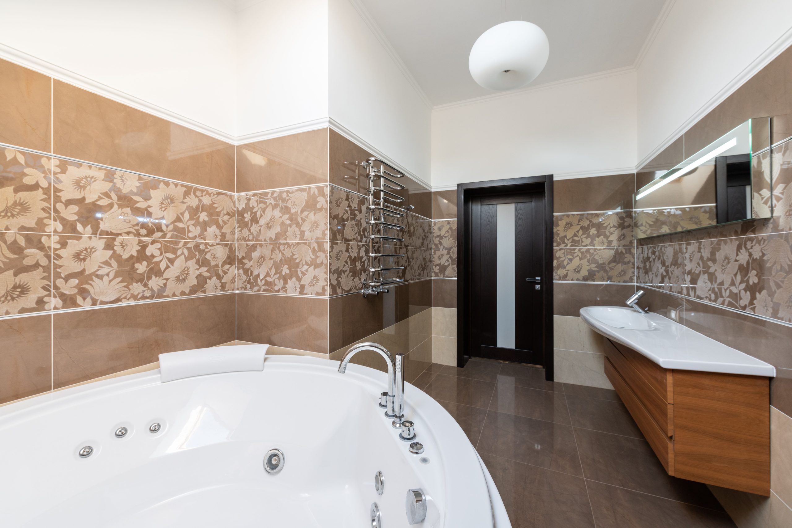 Salle de bain contemporaine baignoire ronde et meuble bois