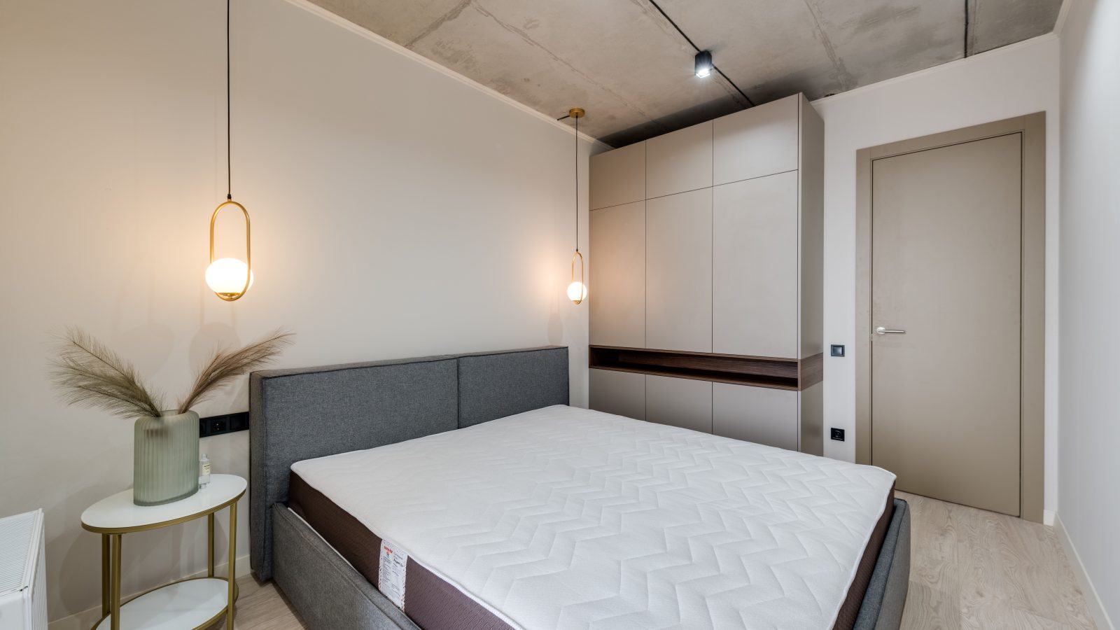 Chambre minimaliste avec rangements malins et éclairage chaleureux