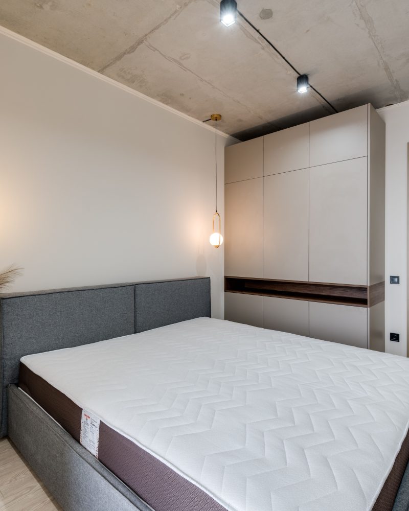 Chambre minimaliste avec rangements malins et éclairage chaleureux