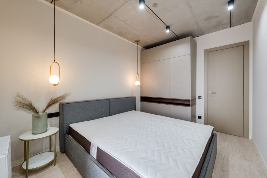 Chambre minimaliste avec rangements malins et éclairage chaleureux