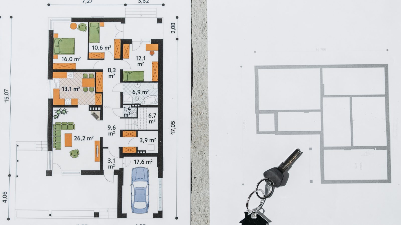 Plan maison avec clé symbolisant propriété immobilière