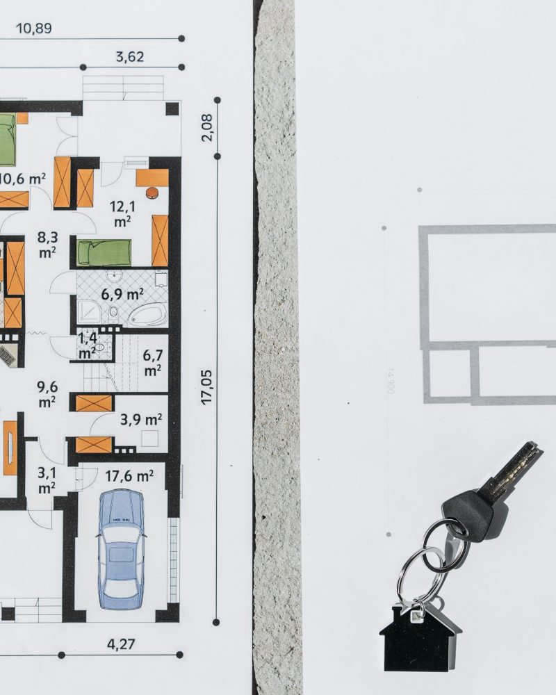 Plan maison avec clé symbolisant propriété immobilière
